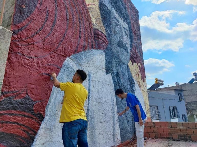 Ferdi Tayfur ve Müslüm Gürses büyüdükleri mahalleye çizildi Ölümsüz bir eser