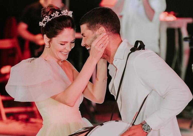Evlilikleri ihanet kriziyle sarsılmıştı Berk Oktaydan romantik kutlama