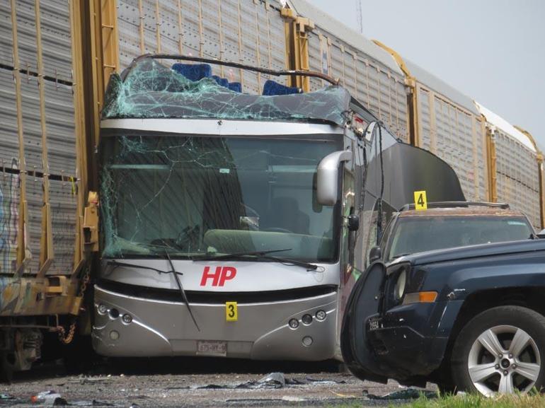 Yük treni otobüsü biçti