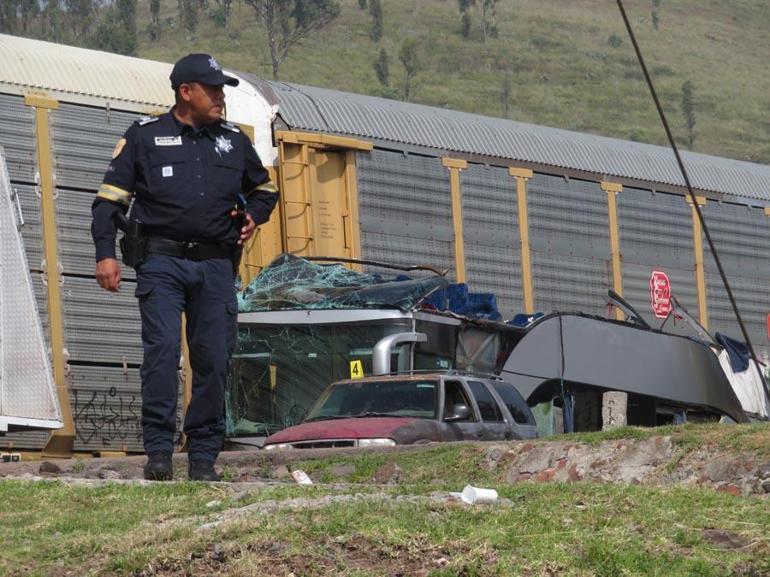Yük treni otobüsü biçti