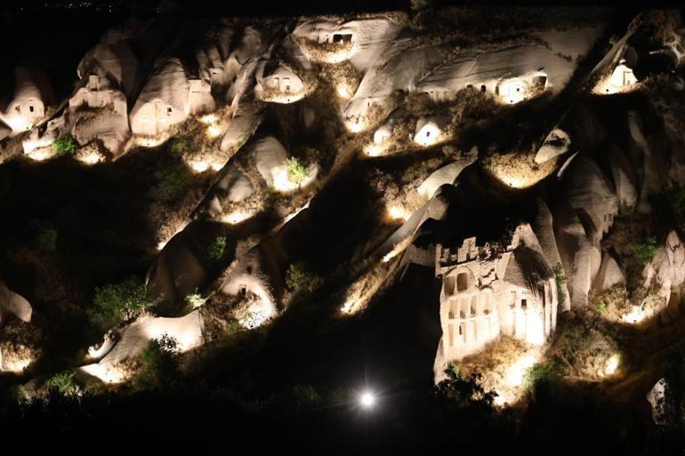 Kapadokya’da vadiler ışıklandırıldı Gece ziyaretçileri büyülendi