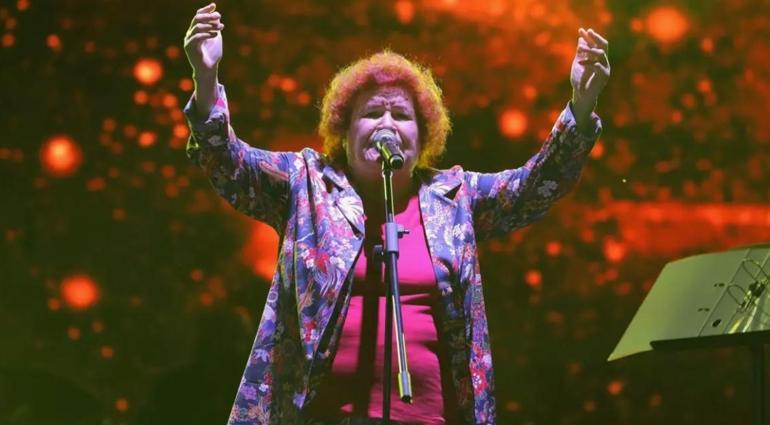 Almanyaya giden Selda Bağcanı resmen taksici kaçırdı