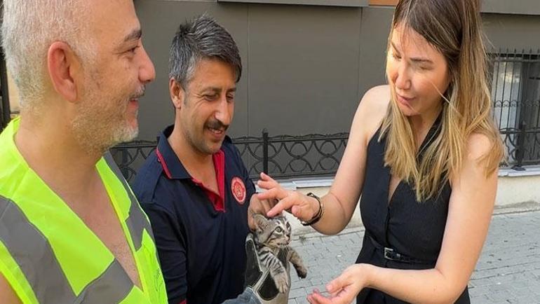 Aracın motor bölümüne sıkışan kediyi yolda fark etti; itfaiye hızır gibi yetişti