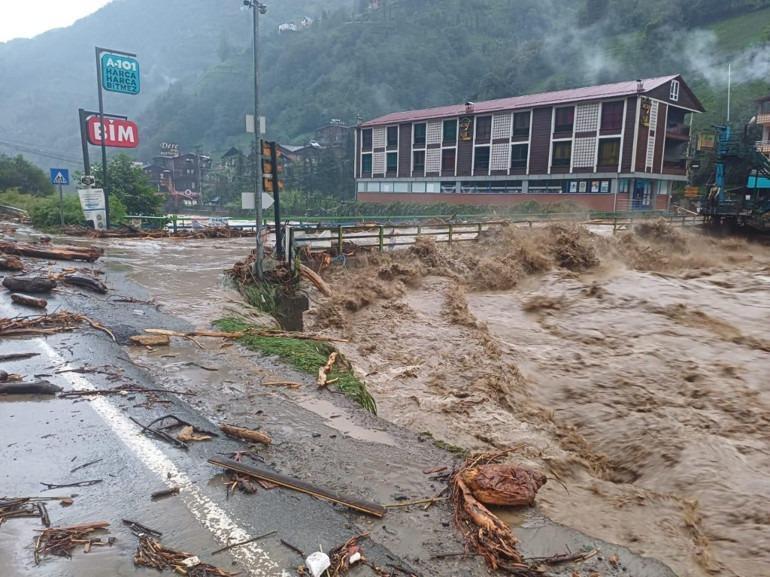 Rizede sağanak alarmı Köprü çöktü, vatandaşlar mahsur kaldı