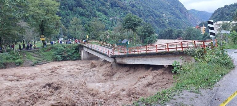 Rizede sağanak alarmı Köprü çöktü, vatandaşlar mahsur kaldı