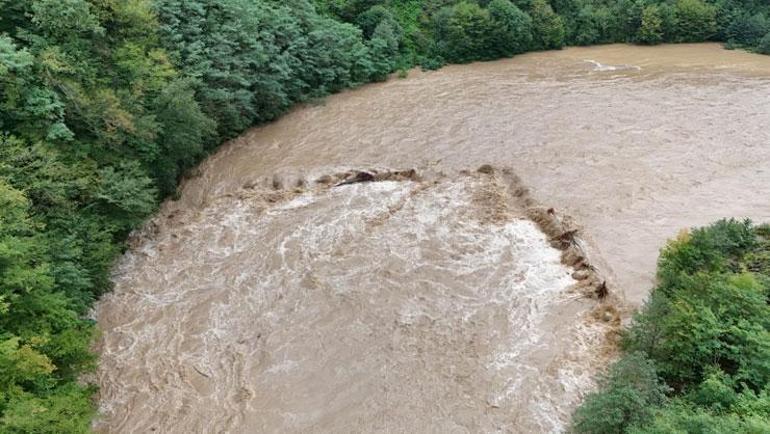Karadenizde sel felaketi 100 yıllık köprü yıkıldı: Meteoroloji yeniden turuncu kodlu alarm verdi