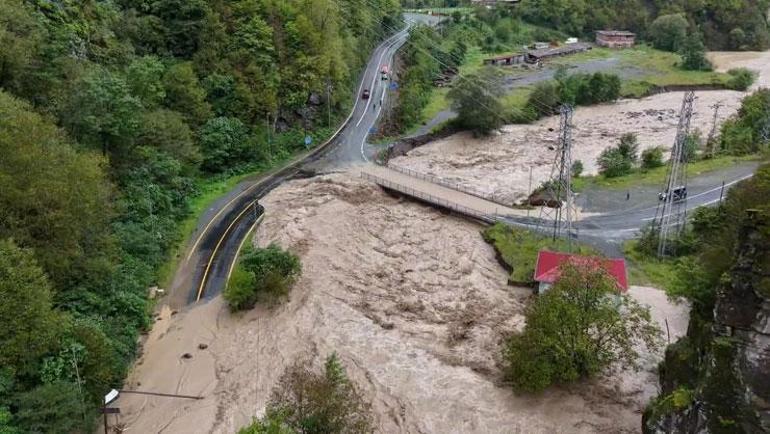 Karadenizde sel felaketi 100 yıllık köprü yıkıldı: Meteoroloji yeniden turuncu kodlu alarm verdi