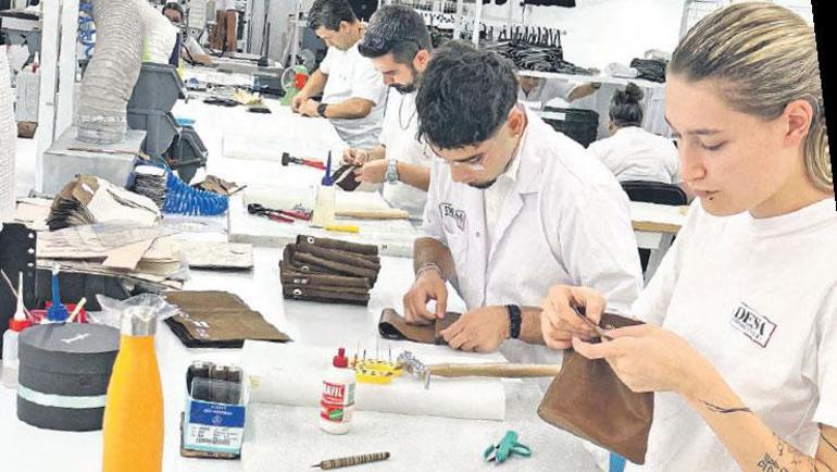 Dünya moda merkezinde Türk deri şov Podyumda sağlam adımlarla yürüyor