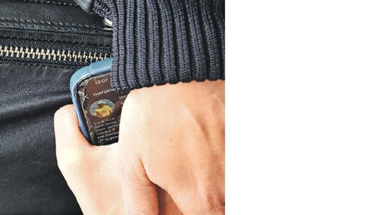 Berrak Tüzünataç, objektiflere stalk yaparken yakalandı