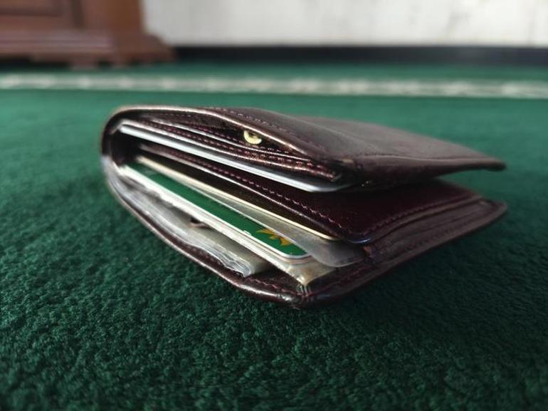 Cüzdanı böyle seçmek gerekiyormuş Parayı, bolluk ve bereketi mıknatıs gibi kendisine çekiyor Sakın o renkte almayın...