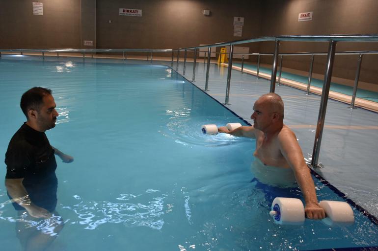Yürüme yetisini kaybeden adam şifayı İzmirde buldu Havuza girerek yeniden hayata tutundu