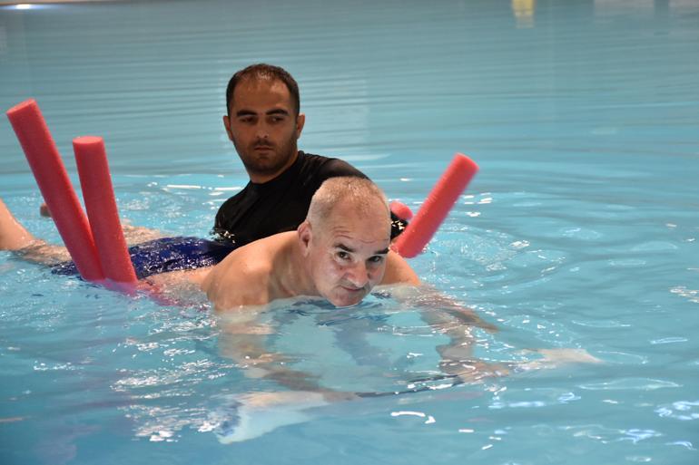 Yürüme yetisini kaybeden adam şifayı İzmirde buldu Havuza girerek yeniden hayata tutundu