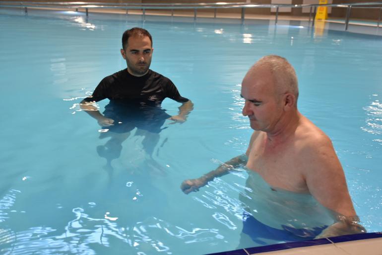 Yürüme yetisini kaybeden adam şifayı İzmirde buldu Havuza girerek yeniden hayata tutundu