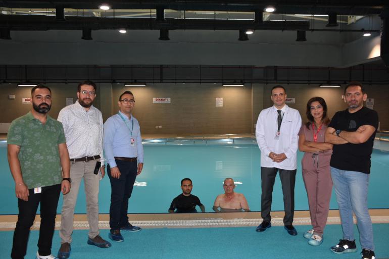 Yürüme yetisini kaybeden adam şifayı İzmirde buldu Havuza girerek yeniden hayata tutundu