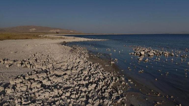 Van Gölünde korkutan görüntü: Kıyı şeridi kilometrelerce geriledi