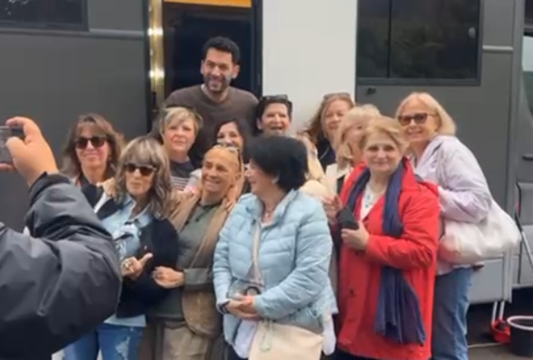 Güller ve Günahlar setine büyük ilgi Kadın hayranlar Murat Yıldırım’la fotoğraf çektirmek için yarıştı