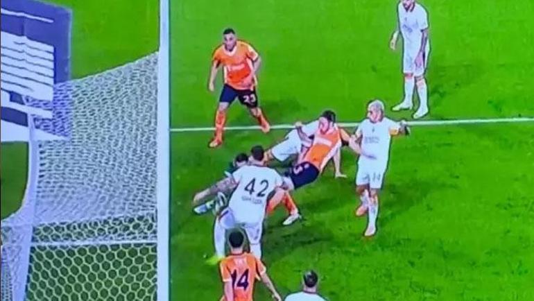 Eski hakemlerden Başakşehir-Galatasaray maçı değerlendirmesi: Penaltı ve sarı kart olmalıydı