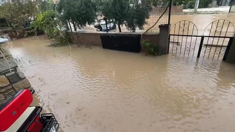 Beş kenti sağanak vurdu: Yağmur suları sele dönüştü