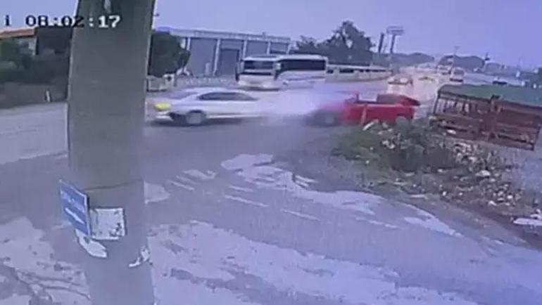 İzmirde feci kaza: 2 ölü, 4 yaralı