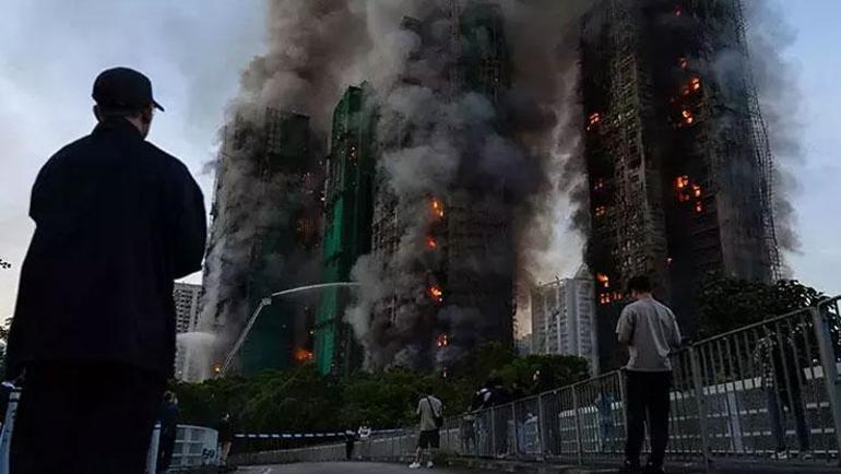 Hong Kongda yangın faciası: 2 bin daireli site alevlere teslim oldu