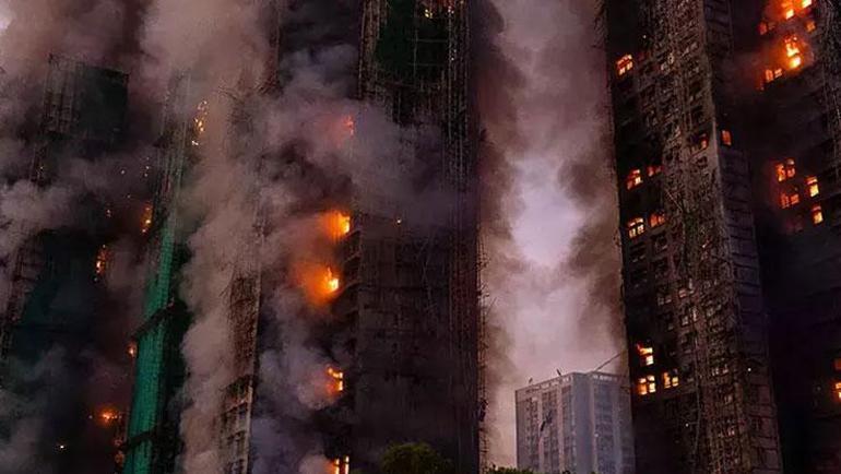 Hong Kongda yangın faciası: 2 bin daireli site alevlere teslim oldu