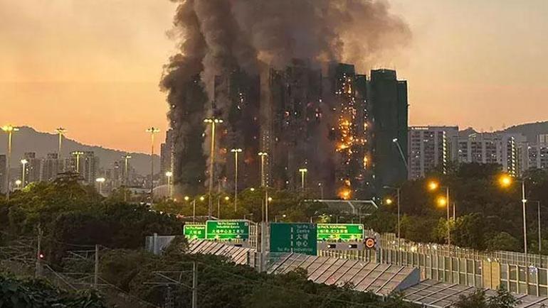 Hong Kongda yangın faciası: 2 bin daireli site alevlere teslim oldu