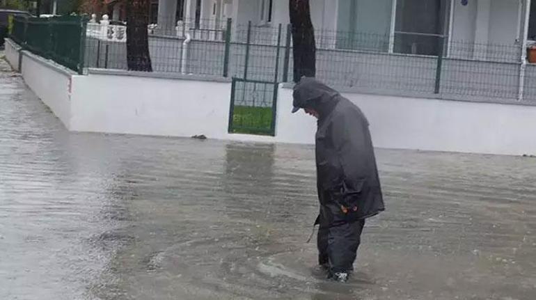 Sağanak, şehirleri esir aldı Yollar göle döndü, caminin minaresi yıkıldı