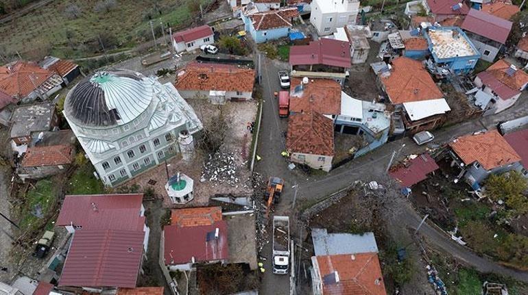 Sağanak, şehirleri esir aldı Yollar göle döndü, caminin minaresi yıkıldı