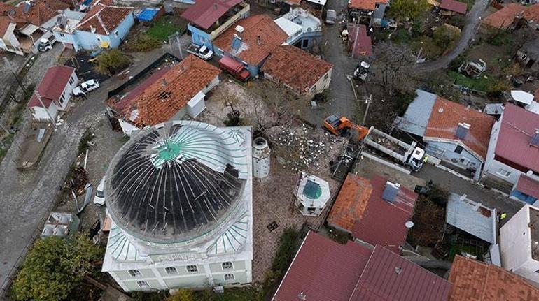Sağanak, şehirleri esir aldı Yollar göle döndü, caminin minaresi yıkıldı