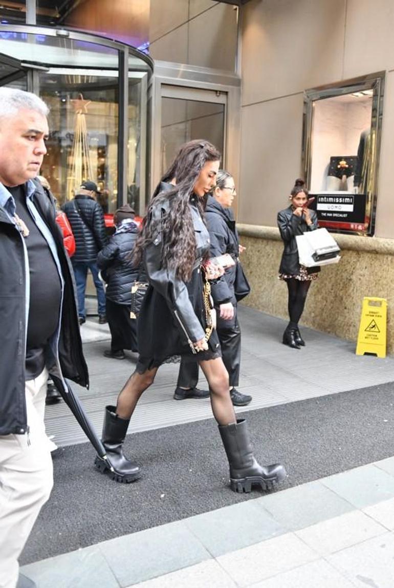 Süreyya Yalçının şemsiyesini koruması taşıdı