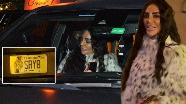 Süreyya Yalçının şemsiyesini koruması taşıdı