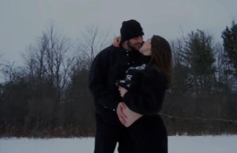 Oyuncu Hailee Steinfeld anne oluyor Karnı burnunda pozlar verdi