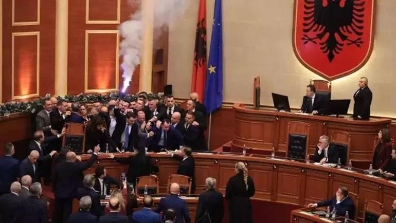 Karar sonrası meclis savaş alanına döndü: Meşale yakıldı, su fırlatıldı
