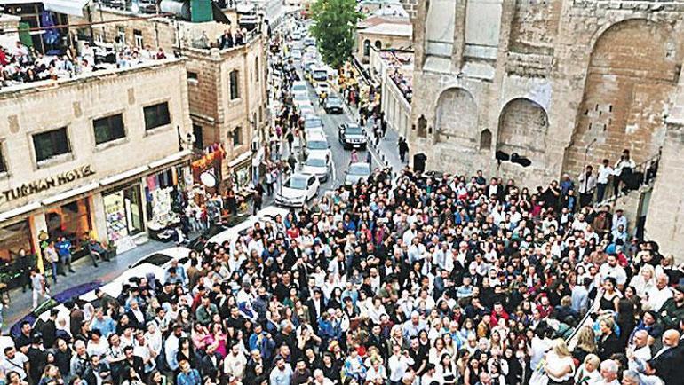 Maskülen Ebru Gündeş’in meydan okumasıdır bu