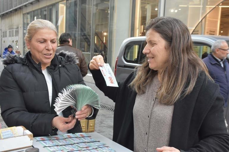 İzmirlilerden 800 milyon TL’lik rekor ikramiyeli Milli Piyango yılbaşı biletlerine yoğun ilgi