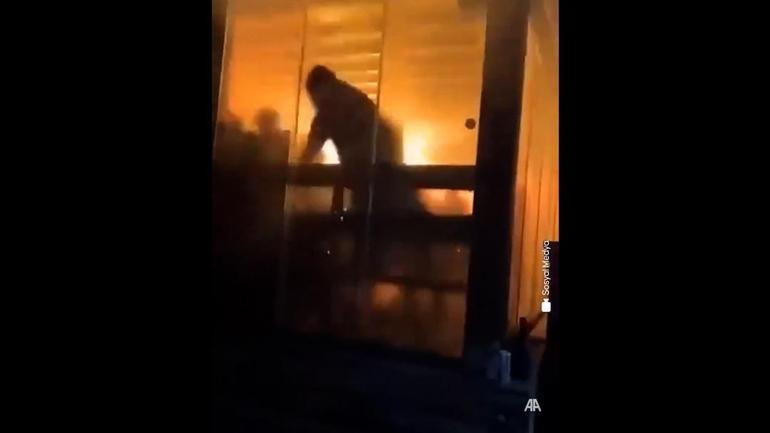 İsviçrede yılbaşı faciası Katliam gibi yangının ilk anları ortaya çıktı: Müdahale yerine video çekmişler