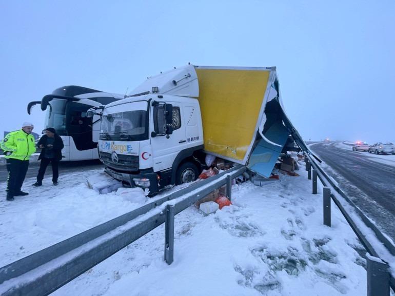Karsta korkunç kaza Yolcu otobüsü kamyona çarptı: 9 yaralı