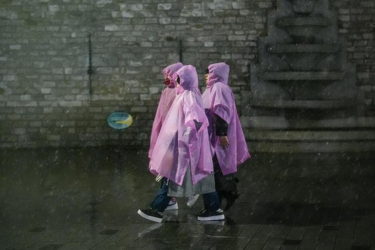 İstanbul kuvvetli yağmur ve şiddetli rüzgara teslim Evleri, iş yerlerini su bastı