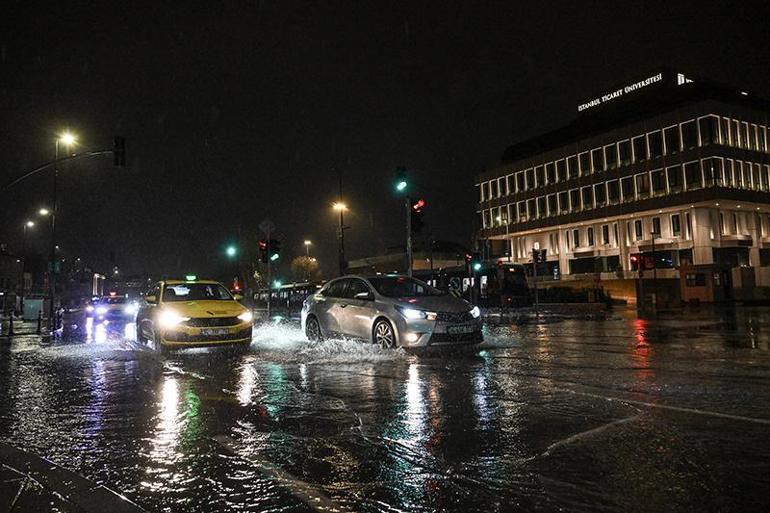 İstanbul kuvvetli yağmur ve şiddetli rüzgara teslim Evleri, iş yerlerini su bastı