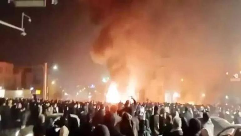 İranda hastane önünde tüyler ürperten manzara Yüzden fazla ceset torbası