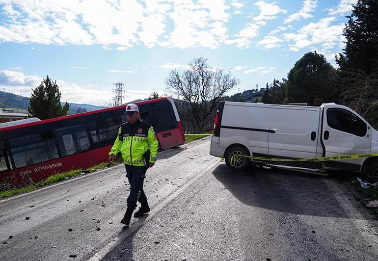 İzmirde korkunç kaza Belediye otobüsü ile minibüs çarpıştı: 1 ölü, 8 yaralı