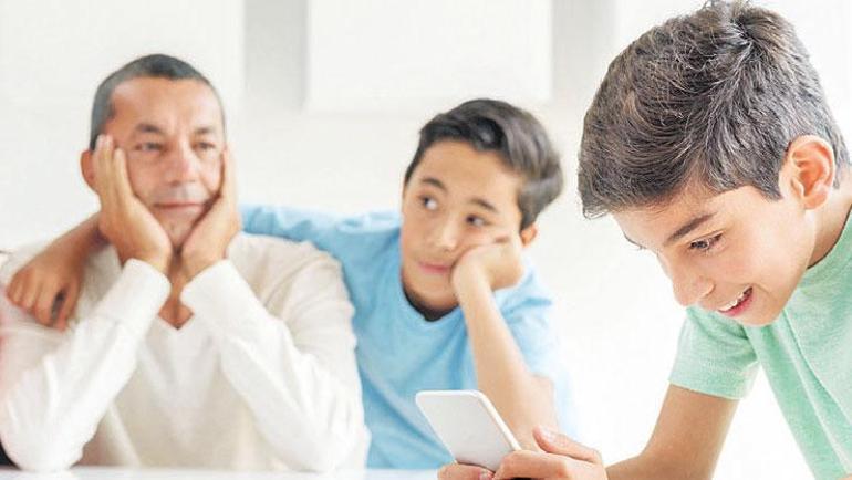 Anne-baba telefona dalmışken çocuğuna ‘ders çalış’ diyemez