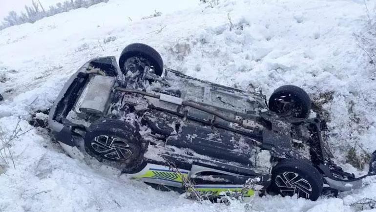 Erzincanda polis aracı devrildi: 2 memur yaralandı
