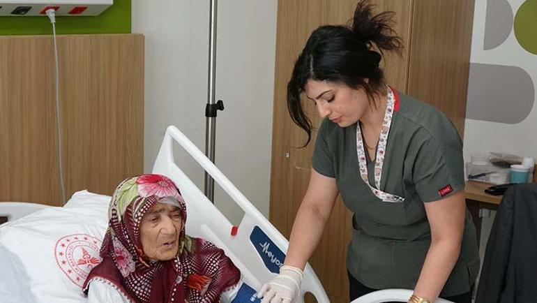 87 yaşındaki Safiye nine şişkinlik ve nefes darlığıyla hastaneye gitti, karnından çıkan şoke etti