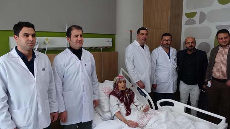 87 yaşındaki Safiye nine şişkinlik ve nefes darlığıyla hastaneye gitti, karnından çıkan şoke etti
