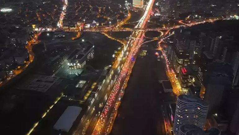 İstanbulda trafik yoğunluğu yüzde 87ye ulaştı O anlar havadan görüntülendi