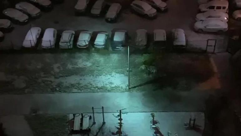 İstanbulda kar başladı Sokaklar beyaza büründü... Valilikten fırtına uyarısı