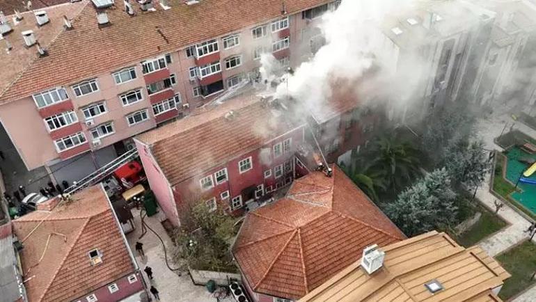 İstanbul Fatihte dergahta yangın paniği Bitişiğindeki tahta bina kül oldu