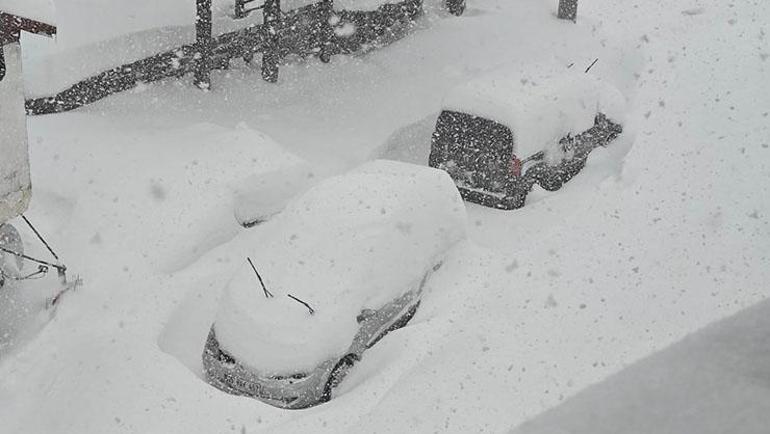 Kar kalınlığı 2 metreye ulaştı Araçlar kar altında mahsur kaldı