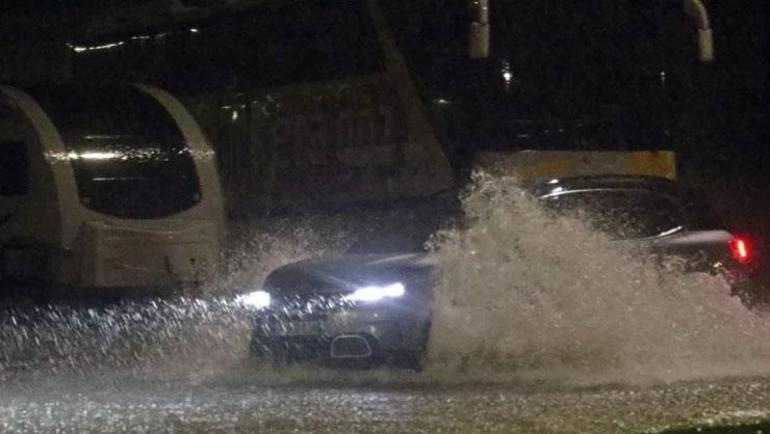 Antalya’da sağanak esareti: Yollar göle döndü, araçlar mahsur kaldı